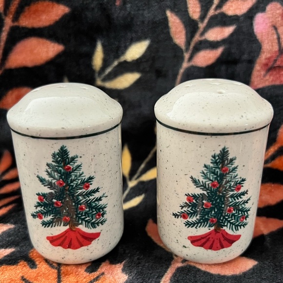 Vintage Christmas Tree Stoneware Salt and Pepper Shakers Holiday Kitchen Decor - Picture 2 of 7
